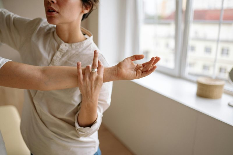 Ćwiczenia rehabilitacyjne ręki wykonywane pod okiem fizjoterapeuty podczas terapii poprawiającej zakres ruchu